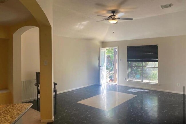 Building Photo - 10443 N Shadowdale Dr