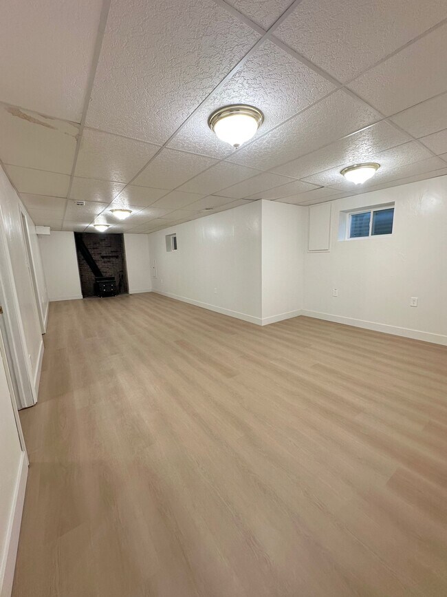 Building Photo - 270 S Edgehill Dr