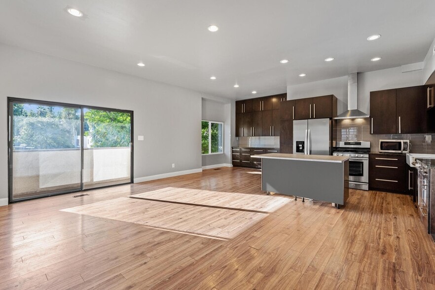 Building Photo - 5275 Reservoir Dr