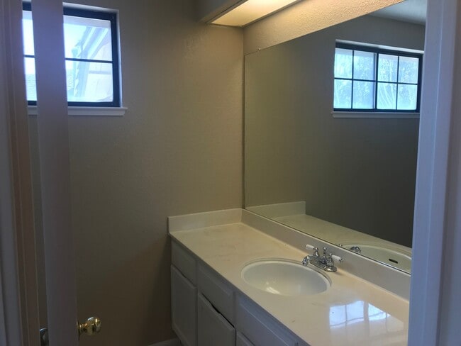Building Photo - 4 bed & 3 full bathrooms in Tracy!