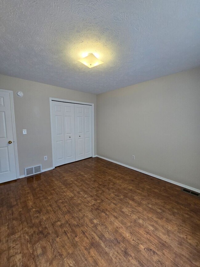 Building Photo - Cute home in the Great Brentwood Forest Ne...