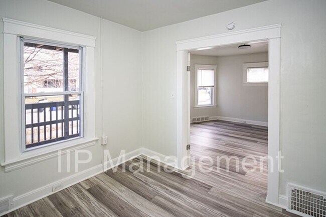 Building Photo - Beautifully renovated 2 bedroom downstairs...
