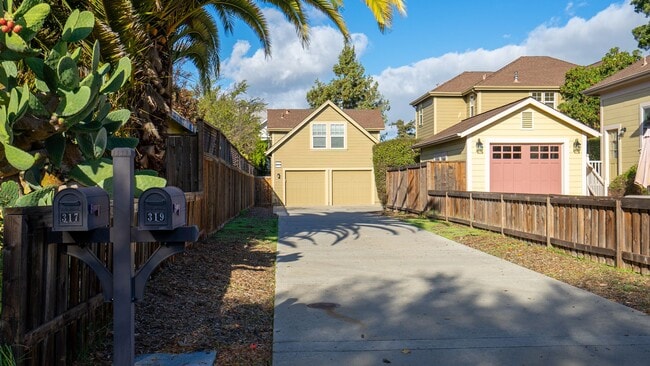 Building Photo - Studio Downtown Petaluma w/1 Car Garage an...