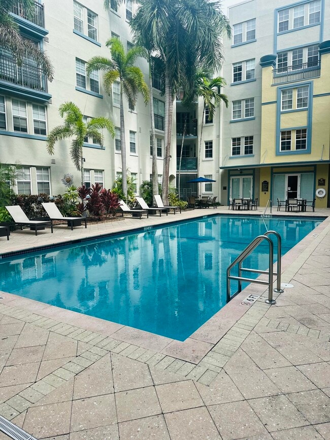 Building Photo - 533 NE 3rd Ave