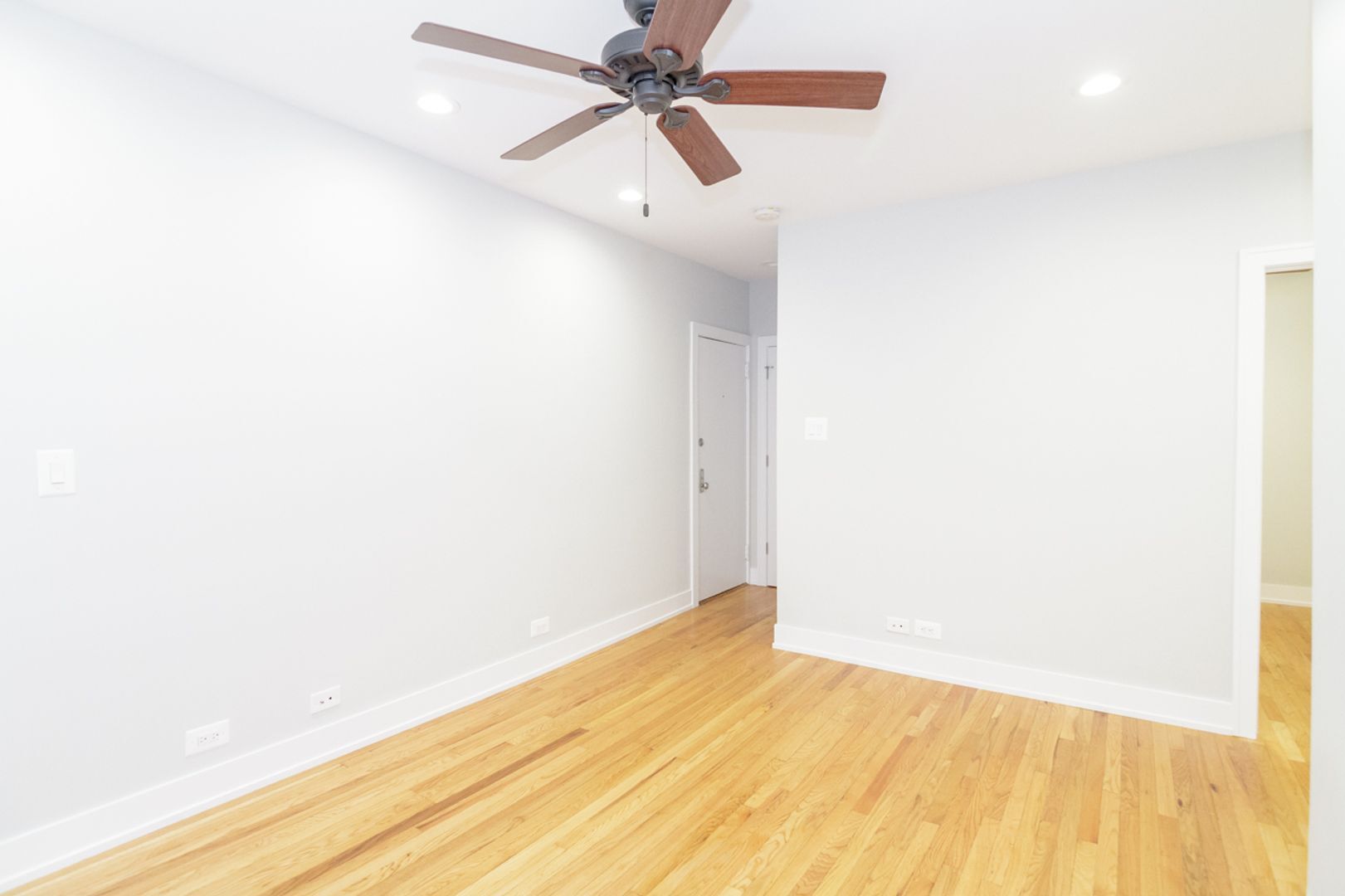 Building Photo - 520 W Cornelia Ave