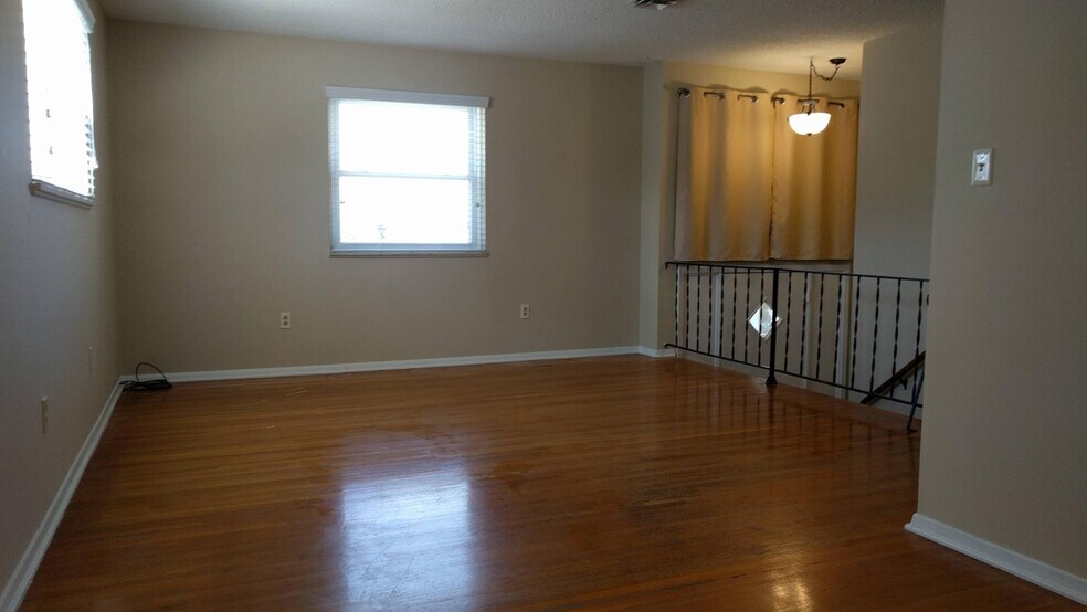 Living - 124 Airport Rd