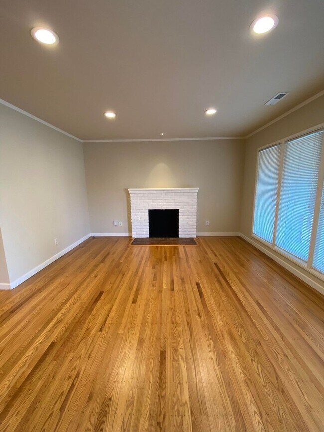 Building Photo - Charming 2-Bedroom Home Near Downtown San ...