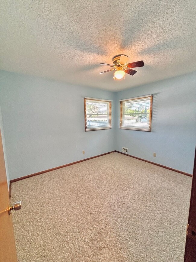 Building Photo - Sprawling 3bedroom 2bath Home in Roseville...