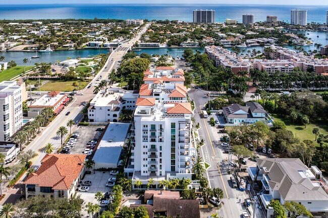 Building Photo - 495 E Royal Palm Rd
