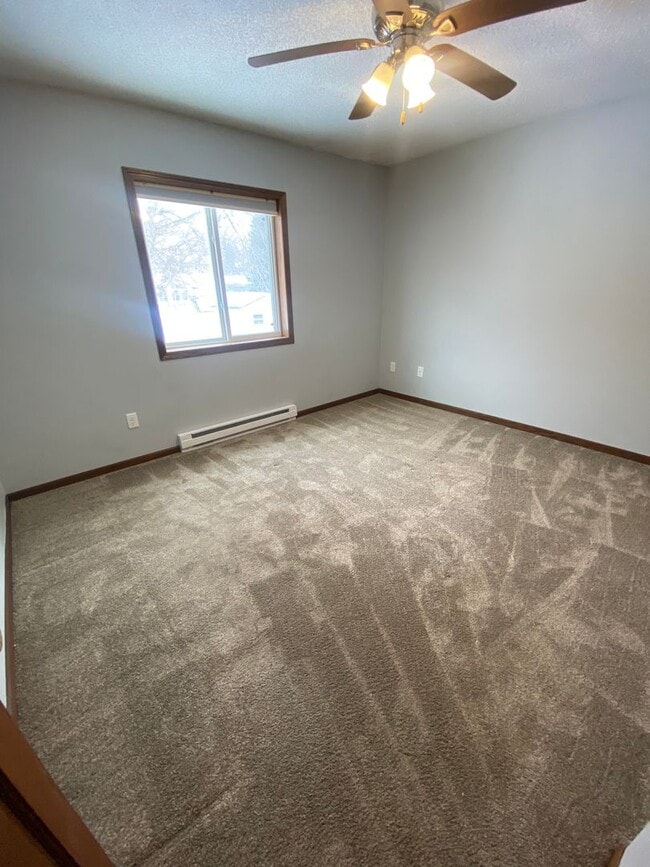 Building Photo - GREAT LOCATION - Spacious 4 bedroom/2 bath - PETS WELCOME