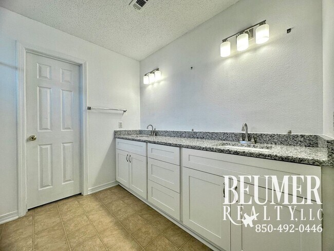 Building Photo - Fantastic Located Home Near NAS for Rent