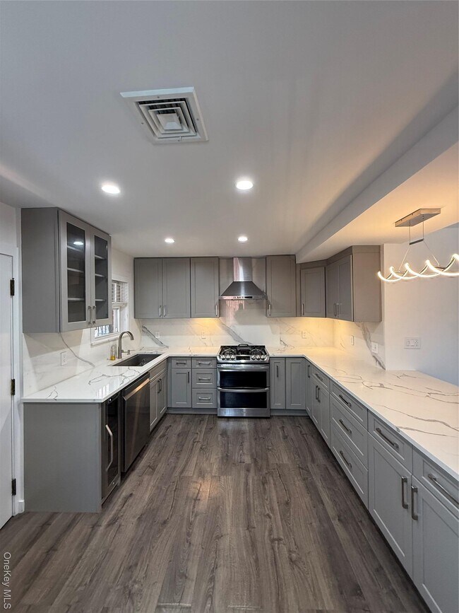 Building Photo - 1090 Pelham Pkwy S