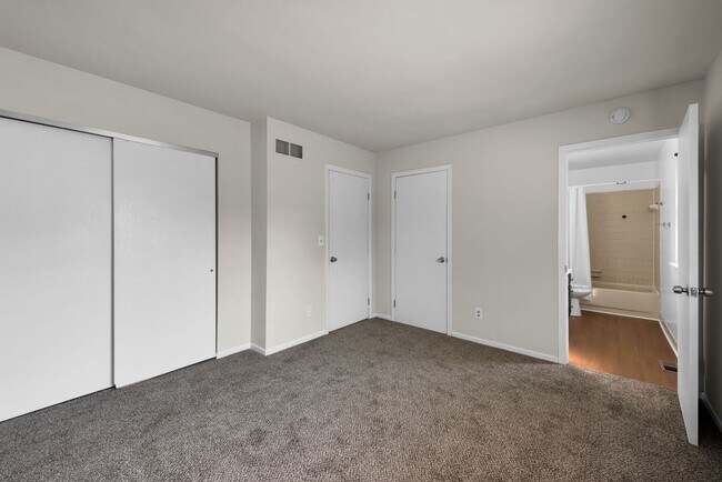 Building Photo - 2700 Queenswood Dr