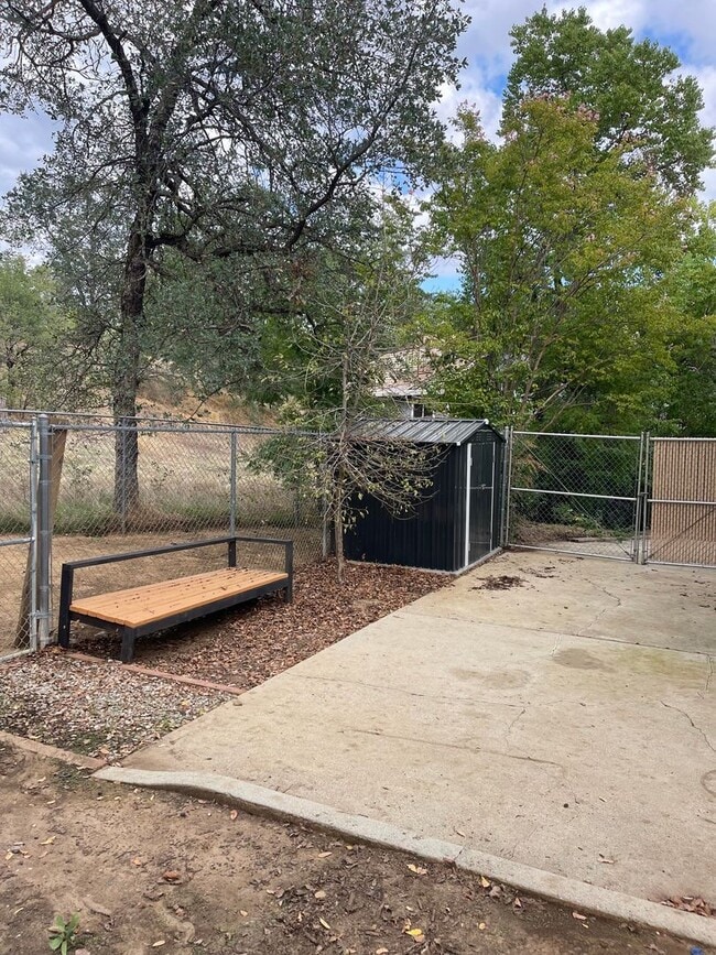 Building Photo - COUNTRY OAKS SUBDIVSION LARGE 3 BED 2 BATH...