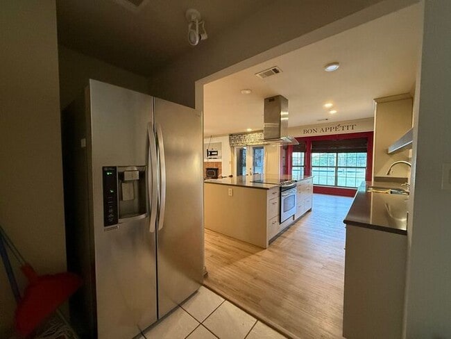 Building Photo - Pensacola - 32526- 4 bedroom, 2 bathroom - pool and lawn care included