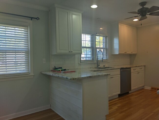 Building Photo - Beautiful 3bd/1.5ba with workshop and larg...