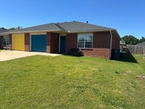 Building Photo - Available Now!  3 Bedroom, 2 Bathroom in Prime Bentonville Location, w/ Garage and Fenced-in Back...