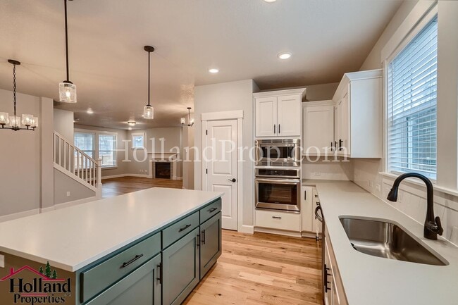 Building Photo - Luxurious South Hillsboro Home with a Fenced Backyard!