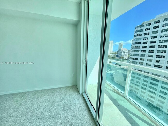 Building Photo - 950 Brickell Bay Dr