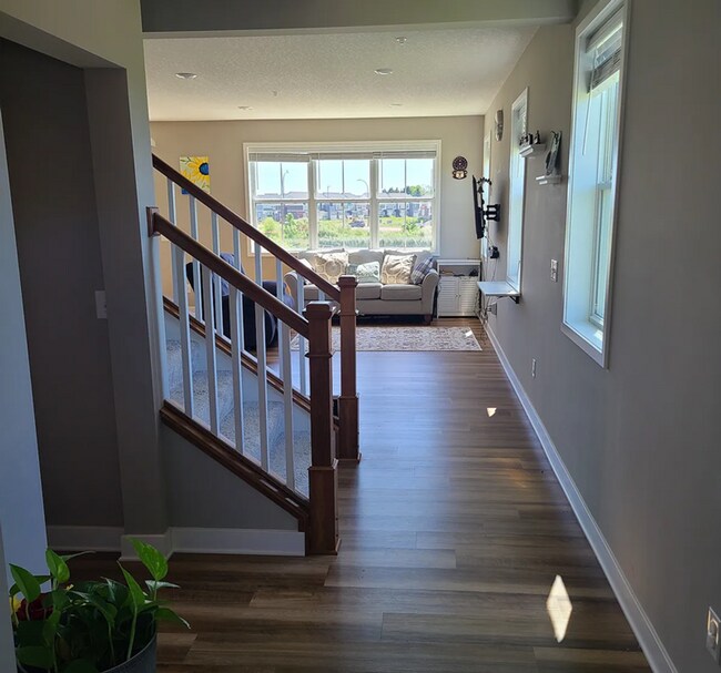 Building Photo - Beautiful 4bed 3.5bath End Unit Townhome With Walk-Out Basement!
