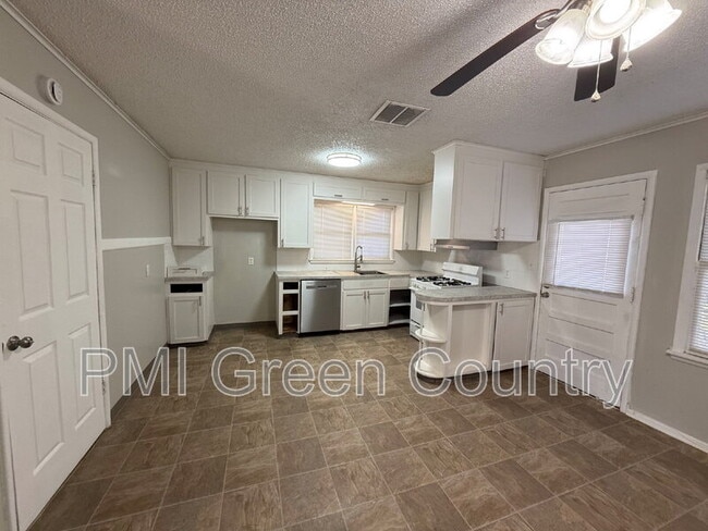 Building Photo - 1017 E 38th Pl