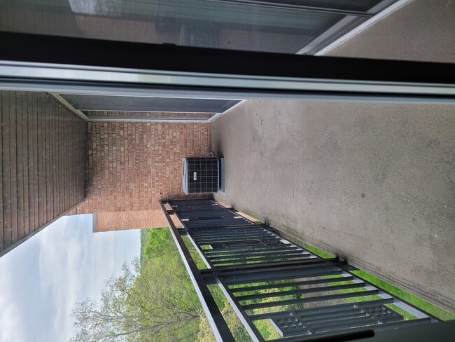 Building Photo - 6000 Oakwood Dr