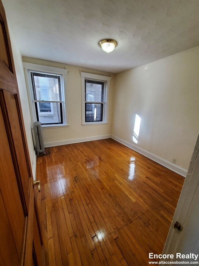 Building Photo - 364 Riverway