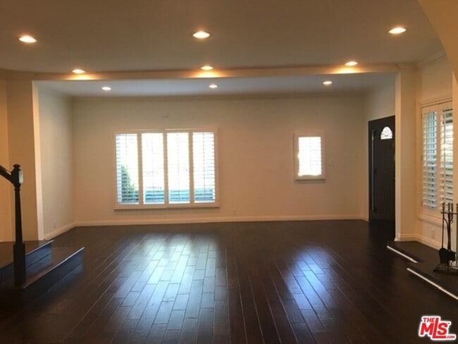 Building Photo - 125 N Palm Dr