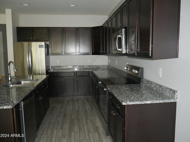 Building Photo - 10035 W Robin Ln