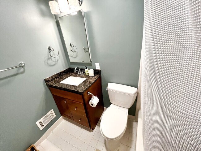 Building Photo - 2228 Meadowvale Dr NE