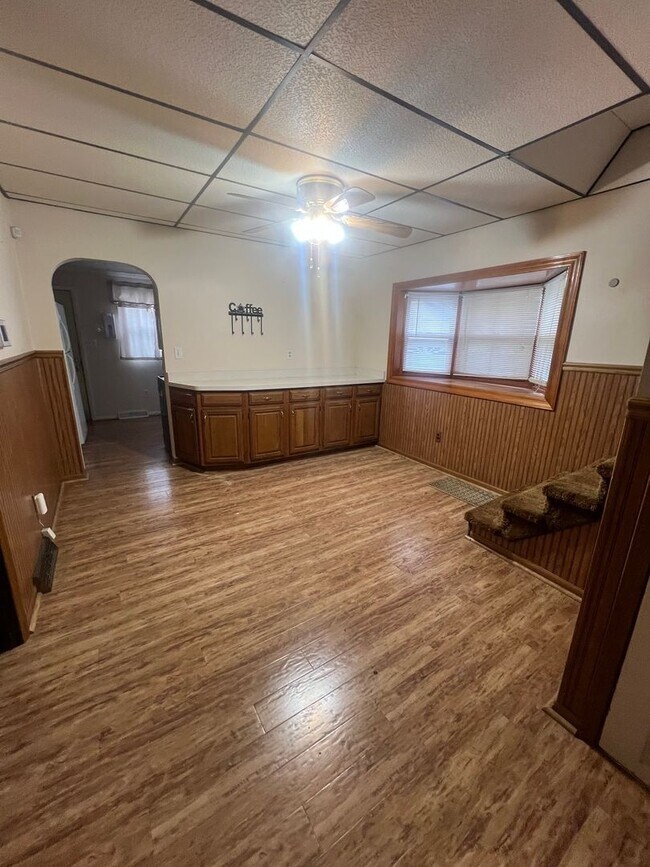 Building Photo - Northend Spacious 3 bedroom 1 bath with La...