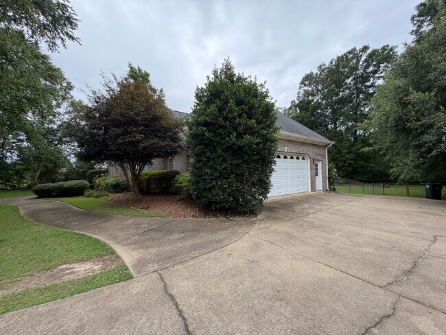 Building Photo - Executive Rental in West Rome $2,595