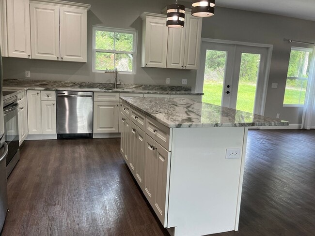 Building Photo - Upgraded New 3 Bedroom, 2 Bath home in Emerald Cove