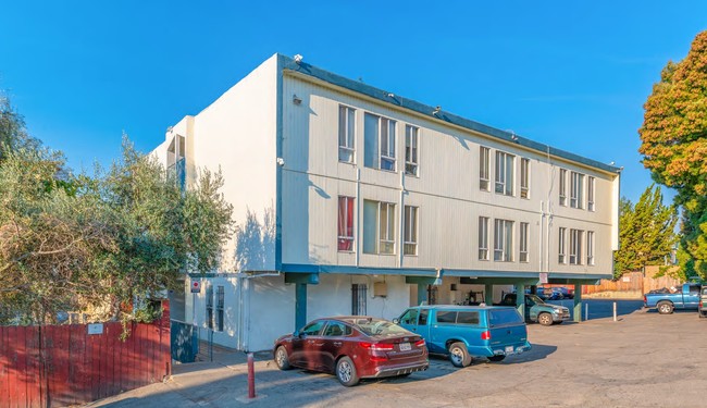Building Photo - Pinewood Terrace