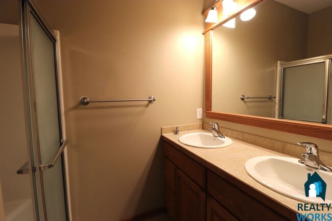 Building Photo - Large 3 Bedroom Town Home!