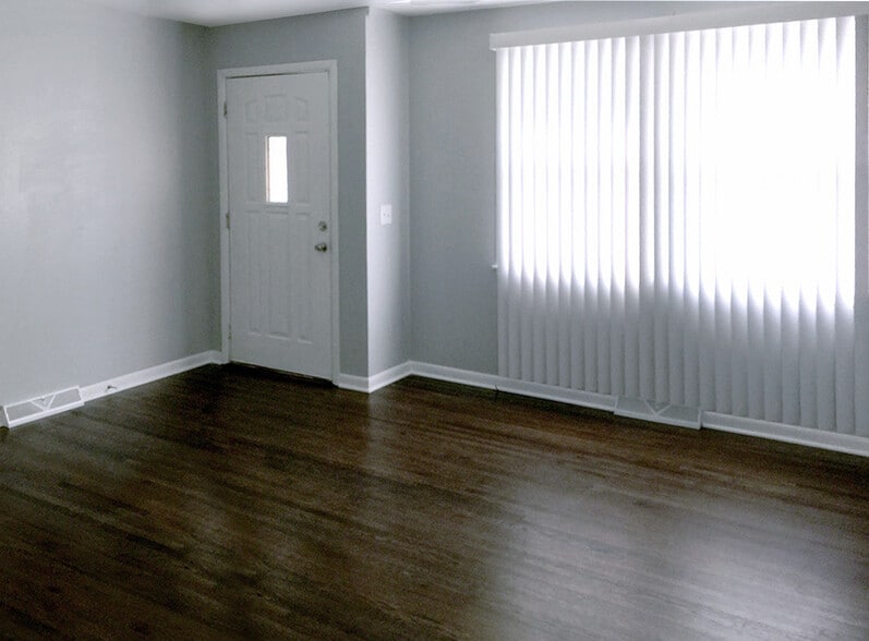 Living room with beautiful hardwood floors - 1404 Winthorne Drive