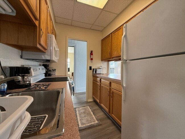 Building Photo - 400 Maple St