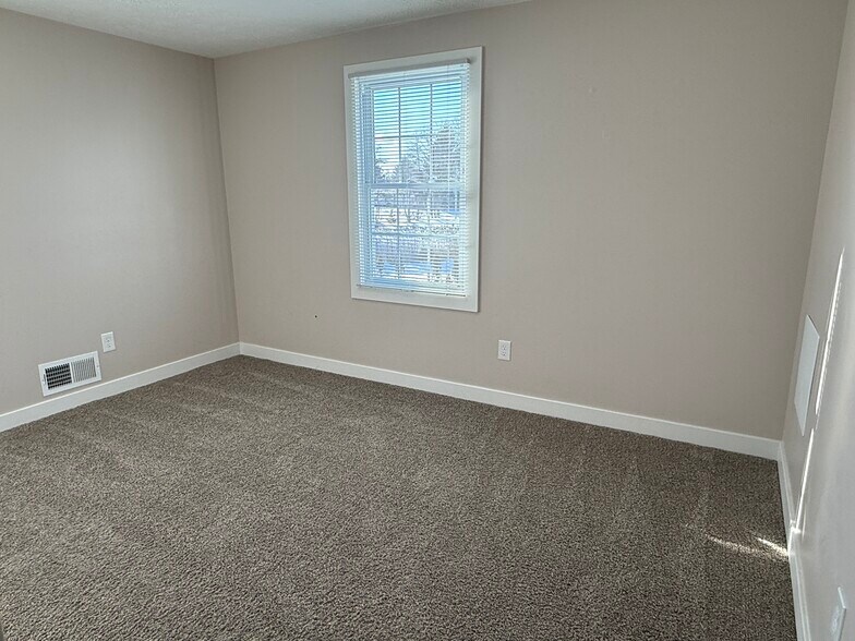 Building Photo - 740 Ridge Rd