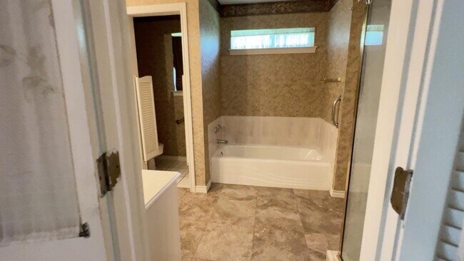 Building Photo - 903 Milroy Dr W