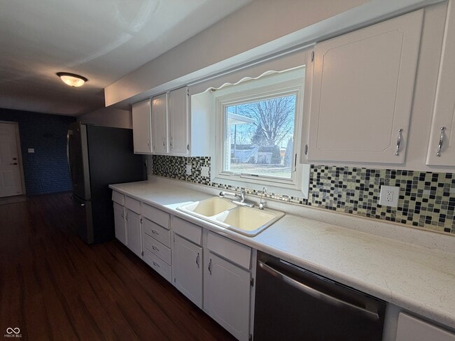 Building Photo - 5585 Gallagher Dr