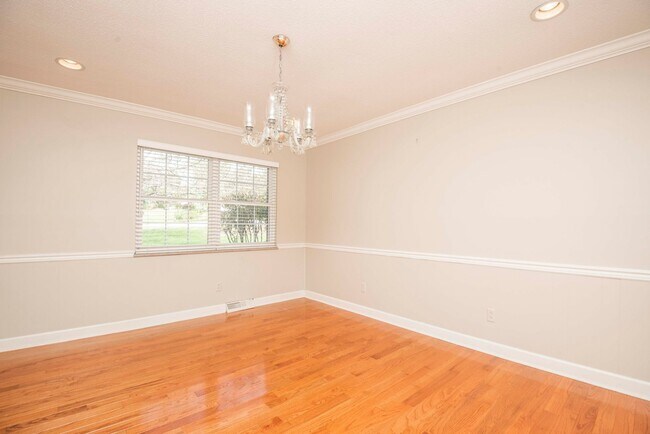 Building Photo - Halls 37938 - 4 bedroom, bath home with 4 garage spaces - Call Susan Niedergeses 865-300-4722