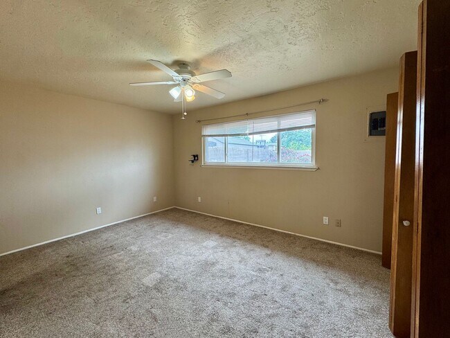 Building Photo - Centrally Located 3bed 2bath!