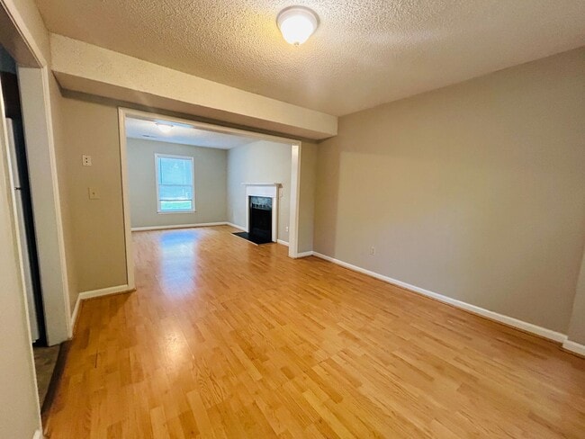 Building Photo - Lovely 3 bedroom, 2.5 bathroom 2-story hom...