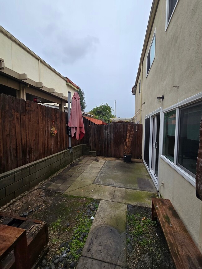 Building Photo - 1025 Junipero Dr