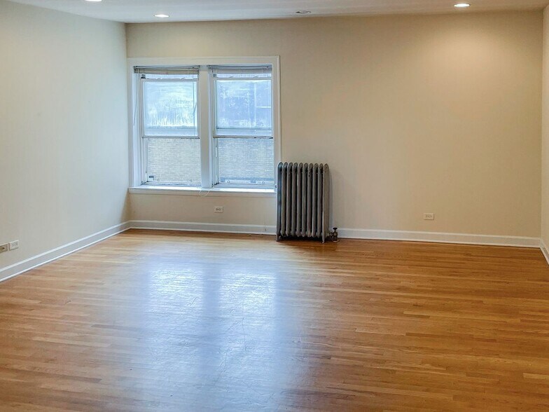 Building Photo - 3921 N Pine Grove Ave