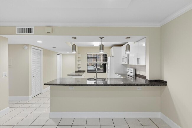 Building Photo - 434 Lakeview Dr