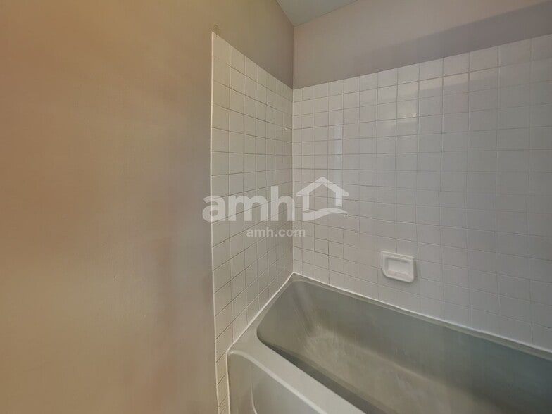 Building Photo - 2417 Deerfield Dr