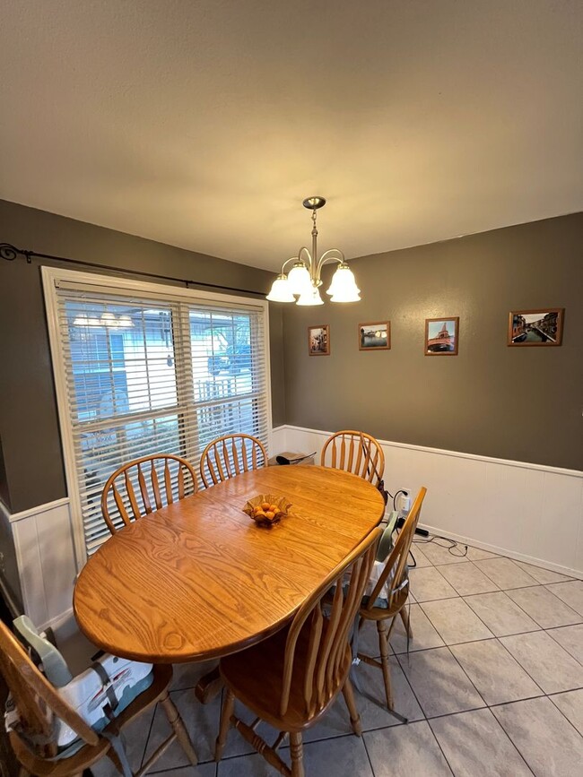 Building Photo - Superb 3 bedroom 2.5 bath home in Springda...