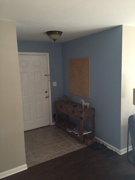 entrance - 605 Admiral Dr