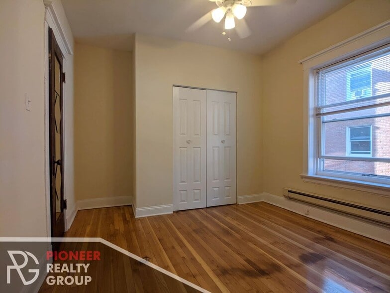 Building Photo - 4421 N Wolcott Ave